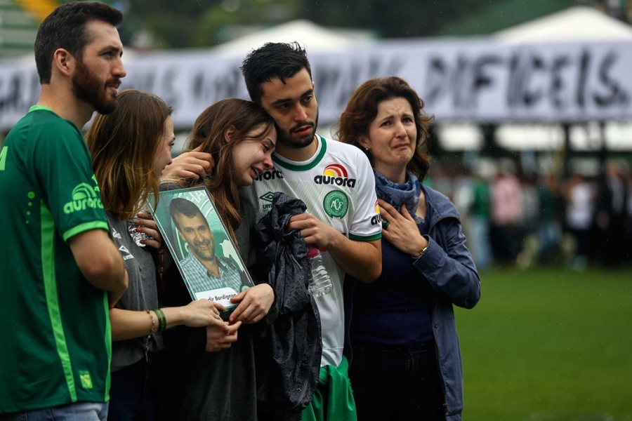 The gioi bong da cung nam tay cau nguyen cho Chapecoense hinh anh 15