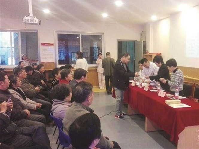 Khách đến đăng kí thăm nuôi cha mẹ ở nhà dưỡng lão Phúc Tinh /// Ảnh chụp màn hình của trang web yangtse.com