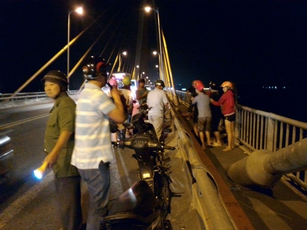 dung xe tren cau rach mieu, nam thanh nien lao minh xuong song tien hinh anh 1