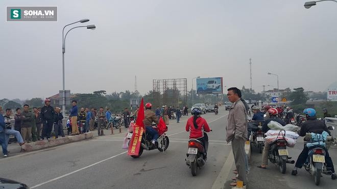 Hơn 30 ô tô tiếp tục vây trạm thu phí cầu Bến Thuỷ, Giám đốc chi nhánh BOT đã lên tiếng - Ảnh 1.