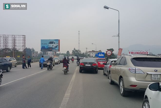 Hơn 30 ô tô tiếp tục vây trạm thu phí cầu Bến Thuỷ, Giám đốc chi nhánh BOT đã lên tiếng - Ảnh 2.