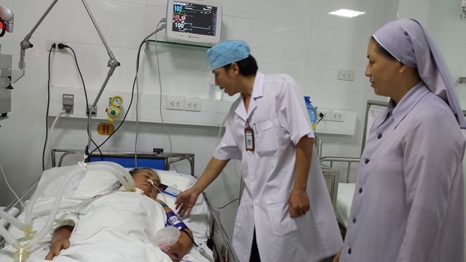 Bác sĩ thăm khám cho bà Rạng tại bệnh viện /// Ảnh: Tâm Ngọc