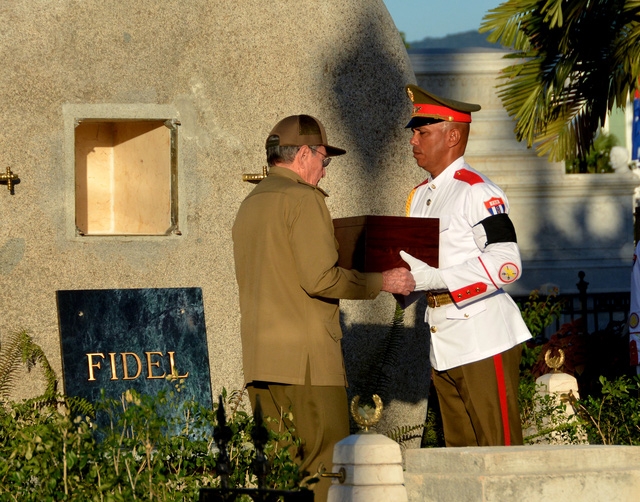  Vào trưa 4/12 (theo giờ Cuba), sau hành trình 4 ngày, bắt đầu từ thủ đô Havana, tro cốt của lãnh tụ Fidel Castro đã được an táng tại nghĩa trang Santa Ifigenia - nơi có nhiều anh hùng dân tộc Cuba yên nghỉ ở thành phố Santiago - cái nôi của cách mạng Cuba. 