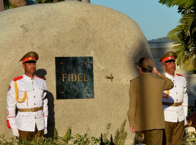 Mộ của lãnh tụ Fidel Castro với tấm bia bằng đá cẩm thạch màu xanh, trên đó đề chữ “Fidel”, đã được đặt cạnh mộ của anh hùng dân tộc Jose Marti - tượng đài trong cuộc đấu tranh giải phóng dân tộc thế kỷ 19.
