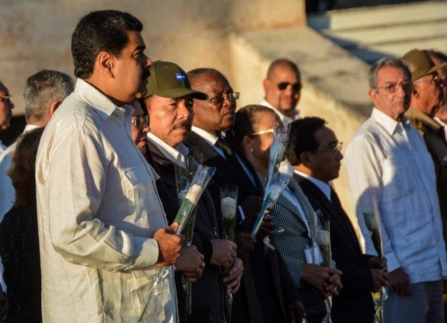  Trước đó, Chủ tịch Raul Castro, em trai của lãnh tụ Fidel Castro đã cử hành lễ an táng trong phạm vi gia đình ở bên trong nghĩa trang. Một số quan chức chính phủ và lãnh đạo cấp cao của các nước Mỹ Latinh cũng tham dự lễ an táng lãnh tụ Fidel Castro. Trong ảnh: Tổng thống Venezuela Nicolas Maduro (ngoài cùng bên trái) và người đồng cấp Nicaragua Daniel Ortega (thứ 3 từ trái sang) tại lễ an táng lãnh tụ Fidel Castro hôm 4/12. 