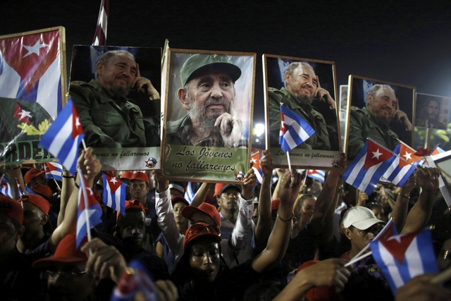Cũng trong ngày 3/12, lễ mít tinh tưởng niệm lãnh tụ Fidel Castro tại Santiago đã diễn ra với sự tham dự của nhiều nhà lãnh đạo các nước và hàng nghìn người dân Cuba.