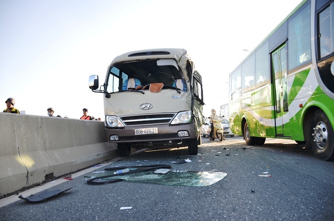 Xe khách móp đầu sau va chạm, hàng ngàn phương tiện chôn chân trên cầu Sài Gòn - Ảnh 1. Xe khách móp đầu sau va chạm, hàng ngàn phương tiện chôn chân trên cầu Sài Gòn - Ảnh 1.