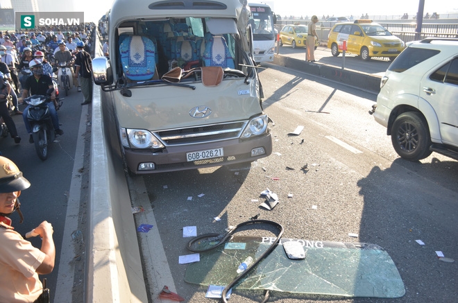 Xe khách móp đầu sau va chạm, hàng ngàn phương tiện chôn chân trên cầu Sài Gòn - Ảnh 2. Xe khách móp đầu sau va chạm, hàng ngàn phương tiện chôn chân trên cầu Sài Gòn - Ảnh 2.