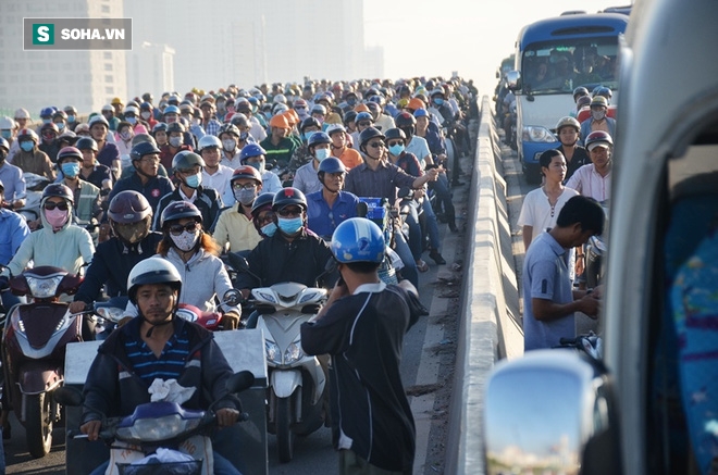 Xe khách móp đầu sau va chạm, hàng ngàn phương tiện chôn chân trên cầu Sài Gòn - Ảnh 3. Xe khách móp đầu sau va chạm, hàng ngàn phương tiện chôn chân trên cầu Sài Gòn - Ảnh 3.