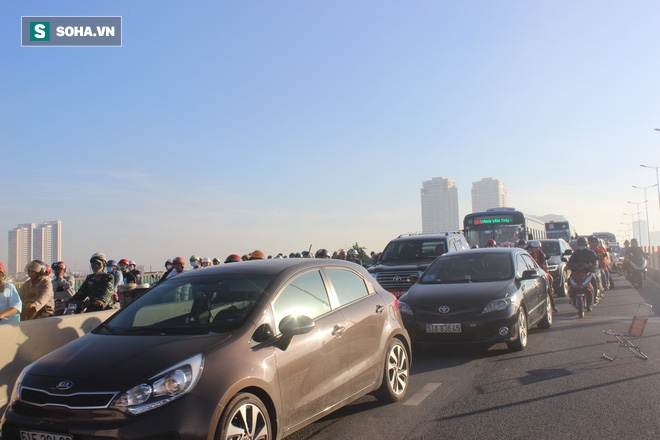 Xe khách móp đầu sau va chạm, hàng ngàn phương tiện chôn chân trên cầu Sài Gòn - Ảnh 4. Xe khách móp đầu sau va chạm, hàng ngàn phương tiện chôn chân trên cầu Sài Gòn - Ảnh 4.