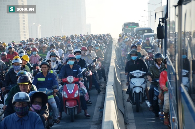 Xe khách móp đầu sau va chạm, hàng ngàn phương tiện chôn chân trên cầu Sài Gòn - Ảnh 6. Xe khách móp đầu sau va chạm, hàng ngàn phương tiện chôn chân trên cầu Sài Gòn - Ảnh 6.