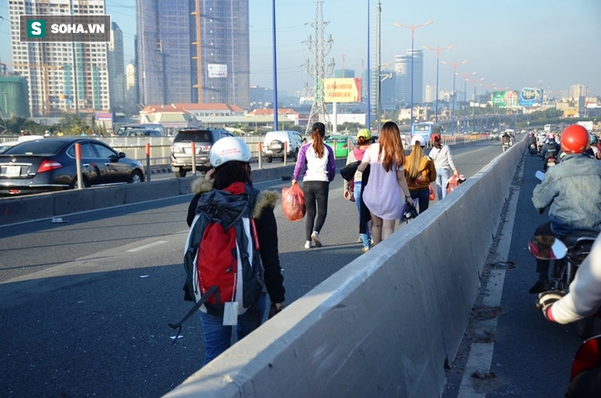 Xe khách móp đầu sau va chạm, hàng ngàn phương tiện chôn chân trên cầu Sài Gòn - Ảnh 9. Xe khách móp đầu sau va chạm, hàng ngàn phương tiện chôn chân trên cầu Sài Gòn - Ảnh 9.