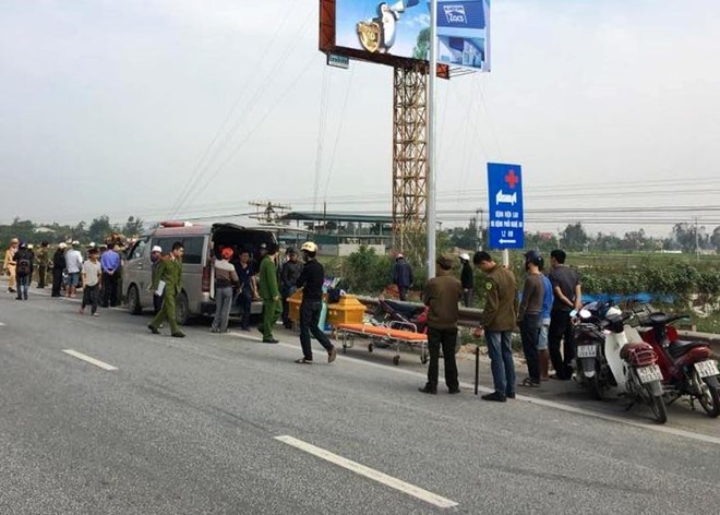 Bi tau hoa keo le hon 50 m khi nghe dien thoai ben duong ray hinh anh 1