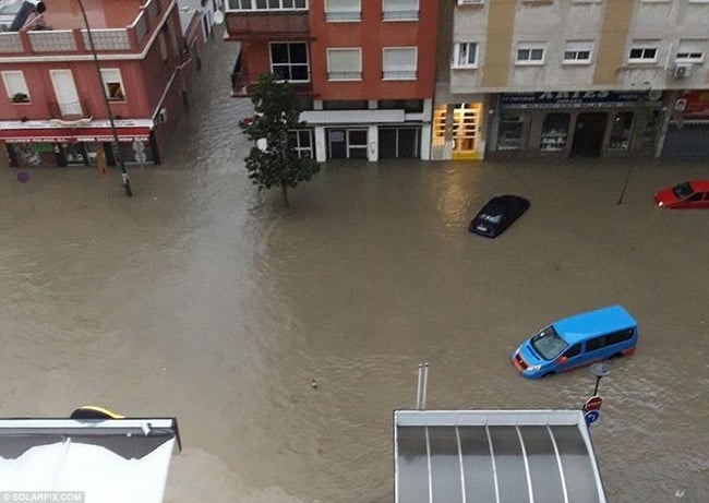 Chùm ảnh: Trận lụt khủng khiếp nhất suốt 27 năm qua ở Tây Ban Nha - Ảnh 13.