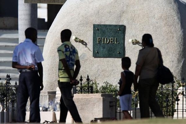 Ngôi mộ bằng đá của lãnh tụ Cuba Fidel Castro