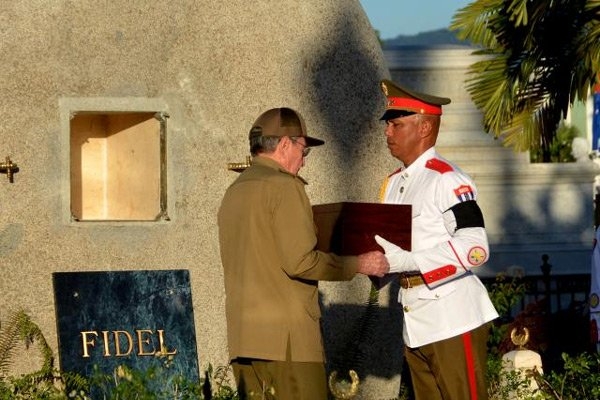 Ngôi mộ bằng đá của lãnh tụ Cuba Fidel Castro