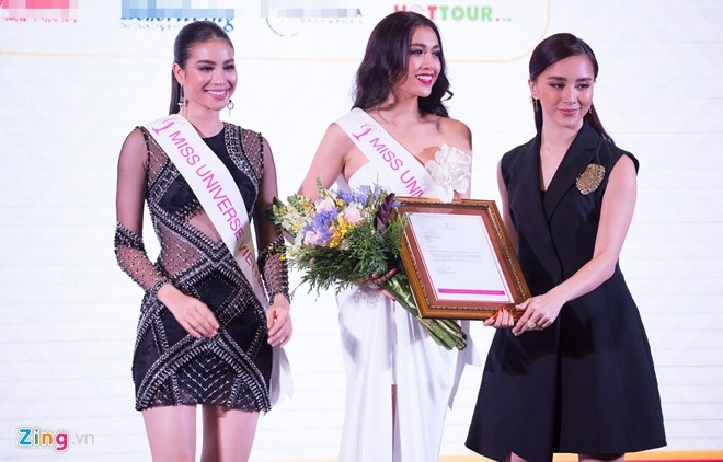 Pham Huong chuc mung Le Hang thi HH Hoan vu The gioi hinh anh 5