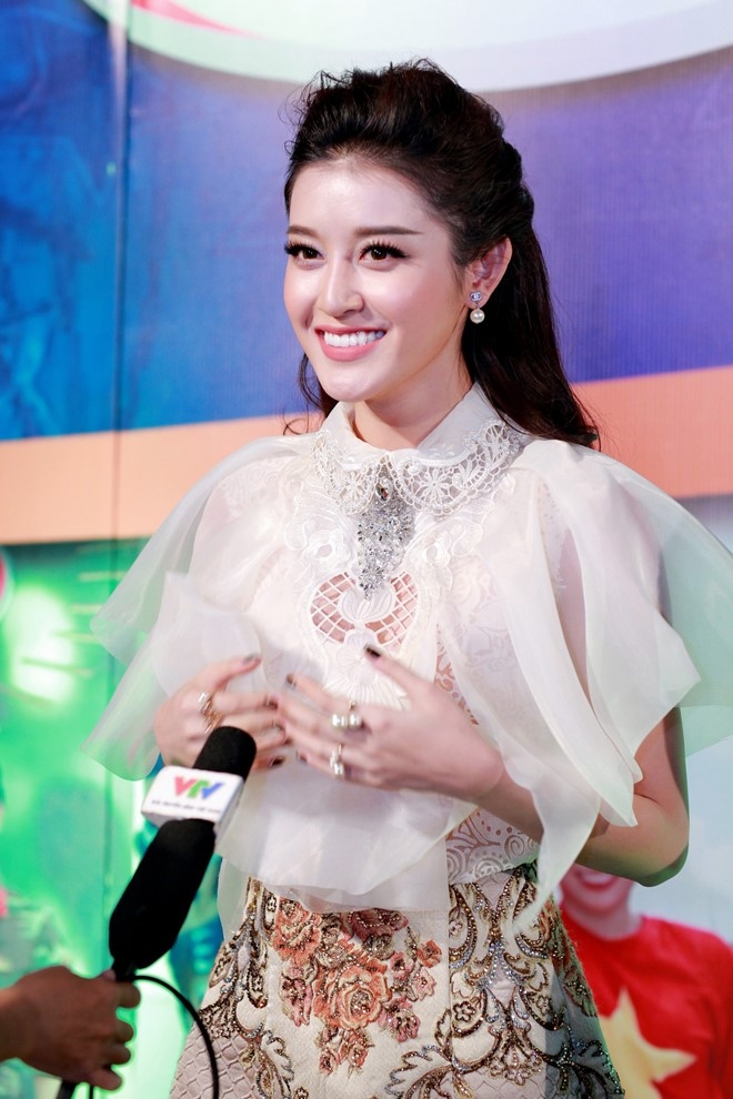 A hau Huyen My rang ro o truong quay Chung toi la chien si hinh anh 2