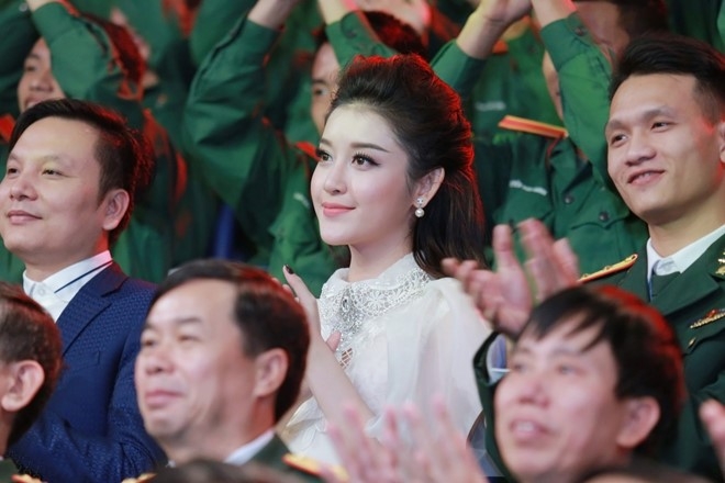 A hau Huyen My rang ro o truong quay Chung toi la chien si hinh anh 7