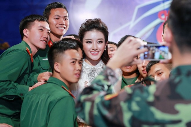 A hau Huyen My rang ro o truong quay Chung toi la chien si hinh anh 8