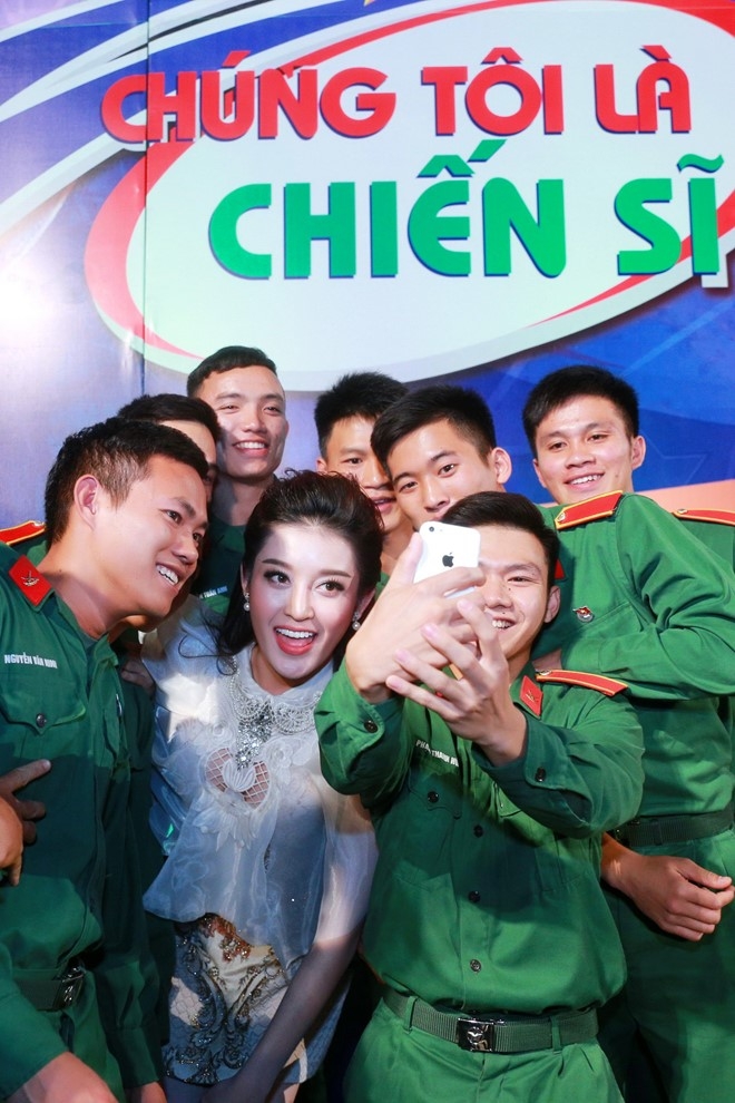 A hau Huyen My rang ro o truong quay Chung toi la chien si hinh anh 9
