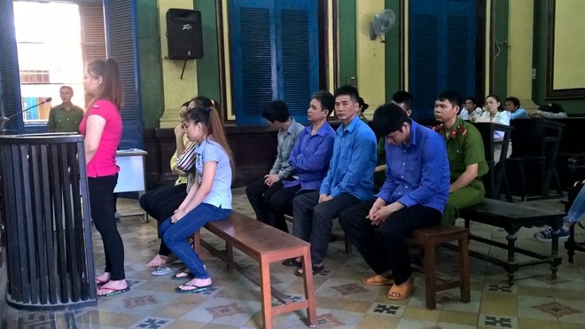 Bang dan canh trom do cua khach Tay di massage linh an hinh anh 1