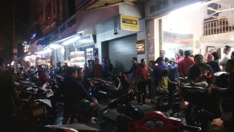 Bịt mặt, mang súng cướp tiền ngân hàng: Nhận dạng nghi can qua camera an ninh - ảnh 2
