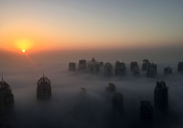 dubai bong hoa “thanh pho tren may” vi suong mu hinh anh 1