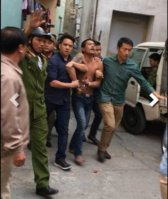 Hà Nội: Nam thanh niên nghi ngáo đá đập phá nghĩa trang, chém bị thương công an rồi cố thủ trong nhà - Ảnh 1. Hà Nội: Nam thanh niên nghi ngáo đá đập phá nghĩa trang, chém bị thương công an rồi cố thủ trong nhà - Ảnh 1.