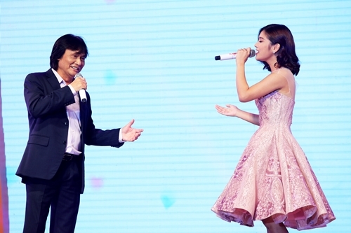 Điểm nhấn của tiết mục là phần song ca giữa cố nghệ sĩ cùng nữ ca sĩ Hoàng Yến Chibi trong bài hit Ngây ngô của cô.