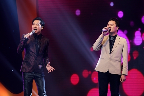 Ca sĩ Ngọc Sơn (trái) song ca cùng đàn em Phan Mạnh Quỳnh trong liên khúc Đêm cuối - Vợ người ta.