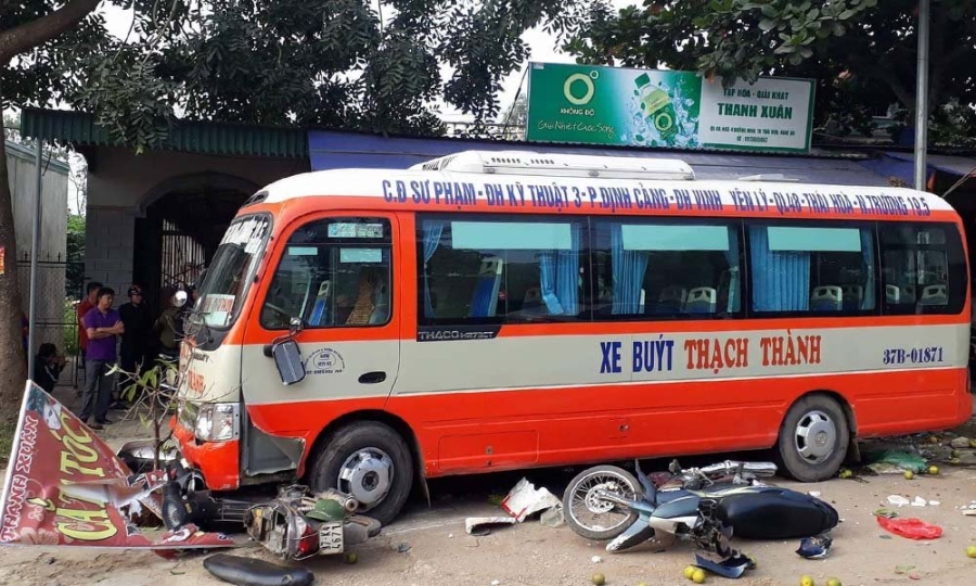 Xe buýt đâm liên hoàn 5 xe máy, một người tử vong