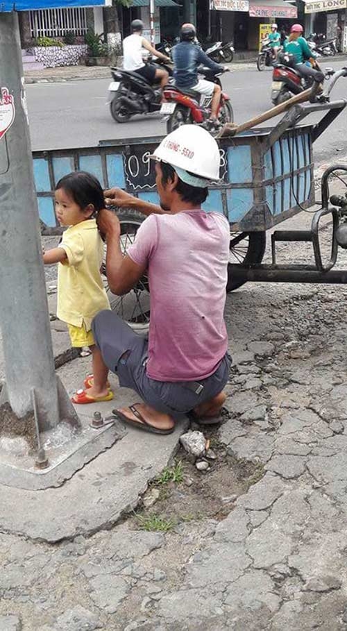 buc anh nguoi bo cong nhan buoc toc cho con gai khien cu dan mang “tan chay” - 1