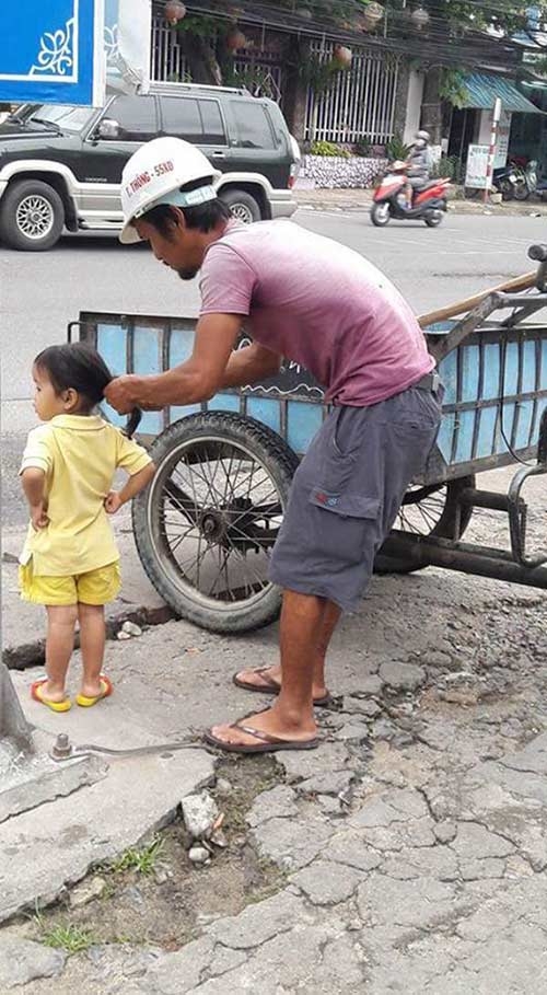 buc anh nguoi bo cong nhan buoc toc cho con gai khien cu dan mang “tan chay” - 3