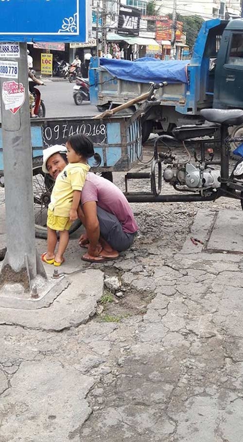 buc anh nguoi bo cong nhan buoc toc cho con gai khien cu dan mang “tan chay” - 4