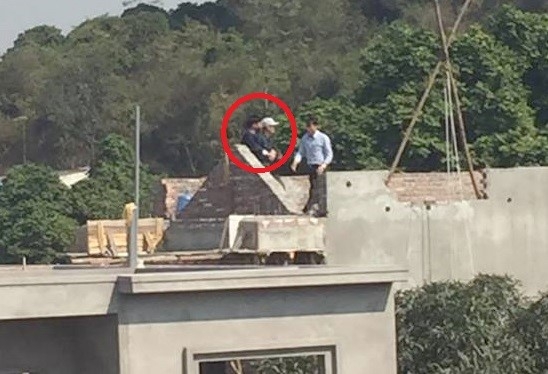 Chu tich huyen thuong thuyet voi nguoi cam dao co thu hinh anh 1