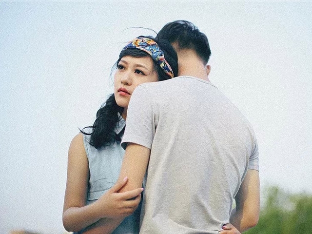 dem truoc ngay cuoi, biet ro vo di ngu voi tinh cu, nhung toi im lang vi thuong… - 2