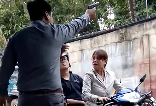  Video ghi lại cảnh ông Bùi Đức Phương bắn chỉ thiên. 