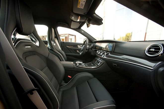 Mercedes E63 AMG: Sedan the thao thong minh nhat hinh anh 3