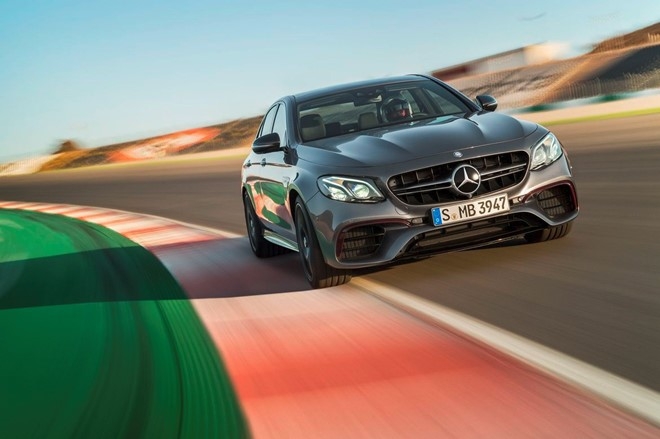 Mercedes E63 AMG: Sedan the thao thong minh nhat hinh anh 4