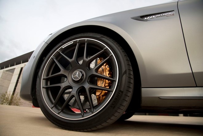 Mercedes E63 AMG: Sedan the thao thong minh nhat hinh anh 6