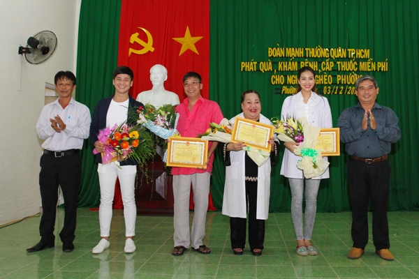 pham-huong-tinh-cam-voi-cac-cu-gia-ngheo-1