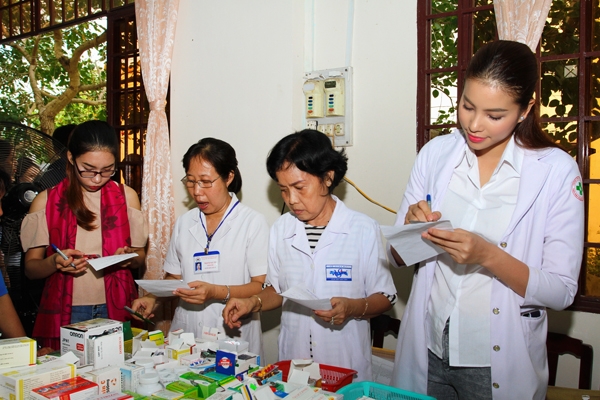 pham-huong-tinh-cam-voi-cac-cu-gia-ngheo-7