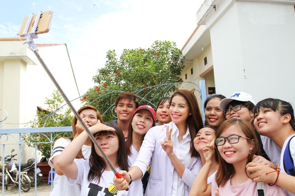 pham-huong-tinh-cam-voi-cac-cu-gia-ngheo-8