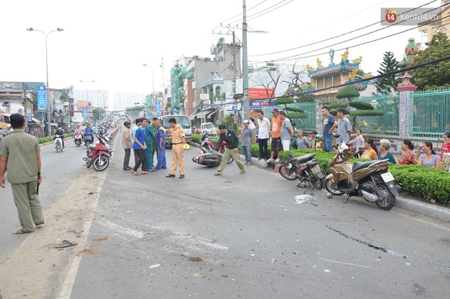 TP. HCM: Xe bồn nổ lốp cuốn nhiều xe máy vào gầm, 3 người bị thương - Ảnh 2.