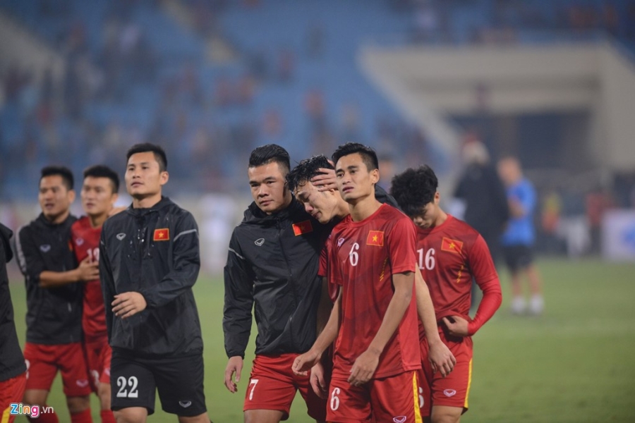 Xuan Truong khoc nuc no, duoc dong doi diu khoi san hinh anh 5