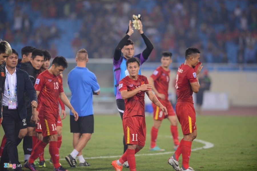 Xuan Truong khoc nuc no, duoc dong doi diu khoi san hinh anh 7
