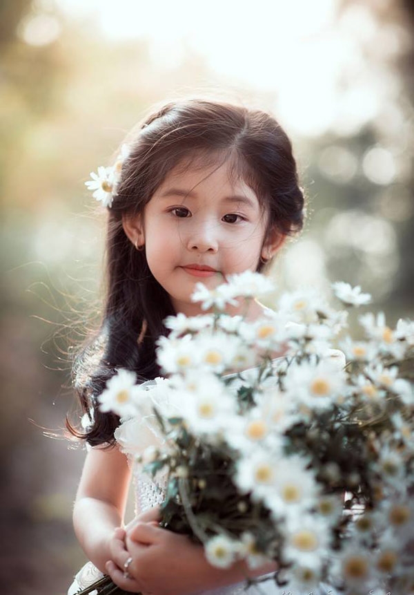 be gai 4 tuoi chup anh voi cuc hoa mi gay sot vi qua giong luu diec phi hinh anh 2