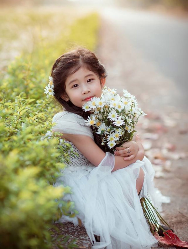 be gai 4 tuoi chup anh voi cuc hoa mi gay sot vi qua giong luu diec phi hinh anh 3