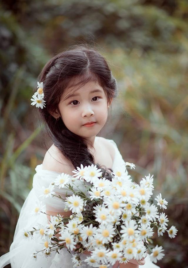 be gai 4 tuoi chup anh voi cuc hoa mi gay sot vi qua giong luu diec phi hinh anh 4